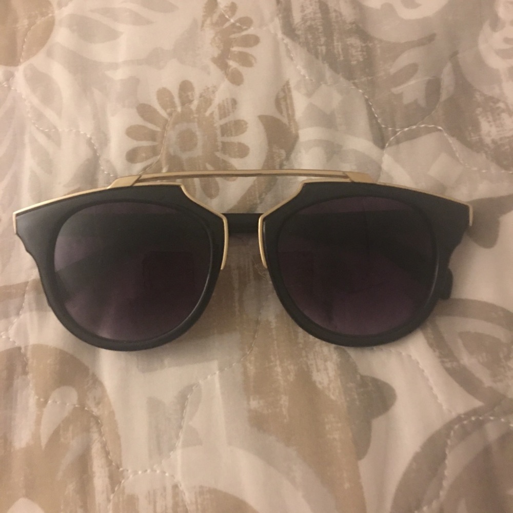 Sunglasses | Black | Gold trim on top